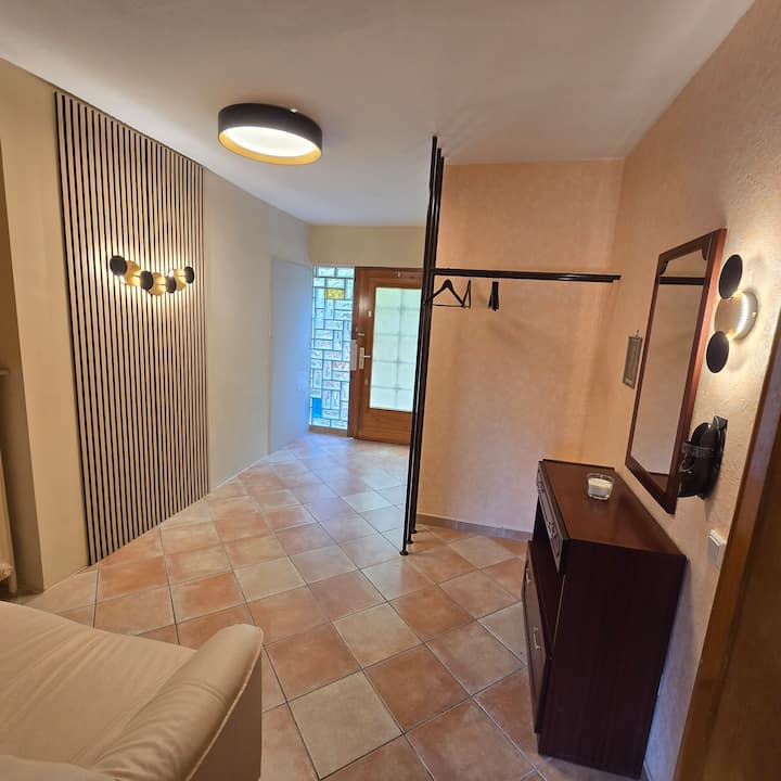 Spacious entrance area with cloakroom, mirror and modern lighting concept.