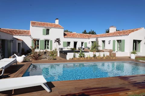 Beautiful new house, pool, spa, billiards, …