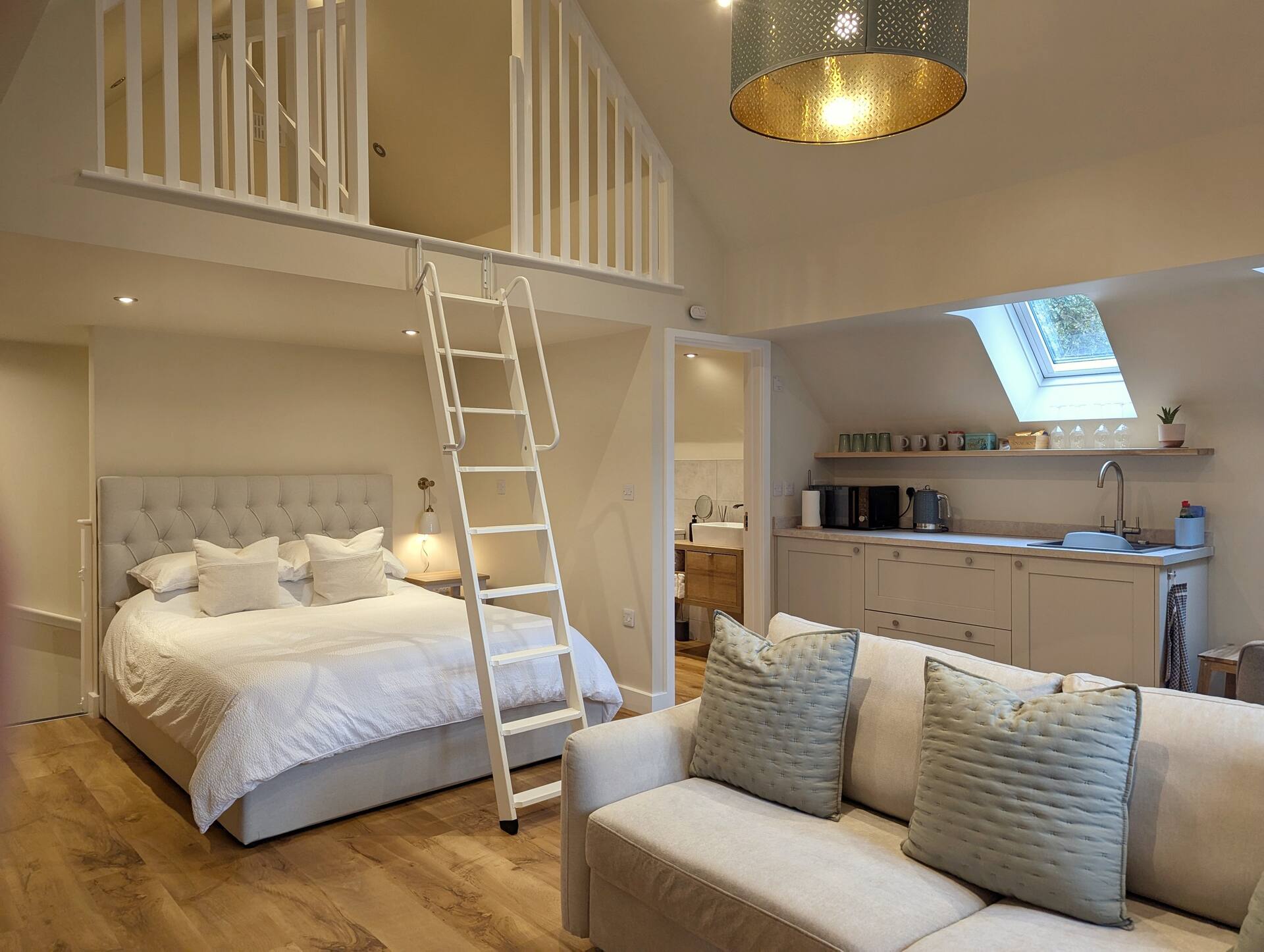 Bright Loft-Style Annexe with Parking & Netflix