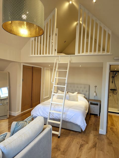 Popular Airbnb listing: Bright Loft-Style Annexe with Parking & Netflix in Warwick