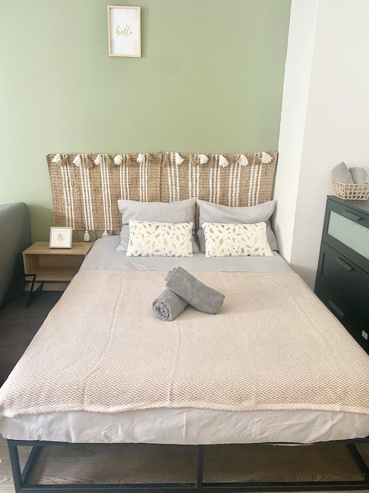 Krevet DIMENZIJA 140 X 200 s udobnim i prirodnim ukrasima te kvalitetnom posteljinom koja će vam pružiti miran san i mirne noći.