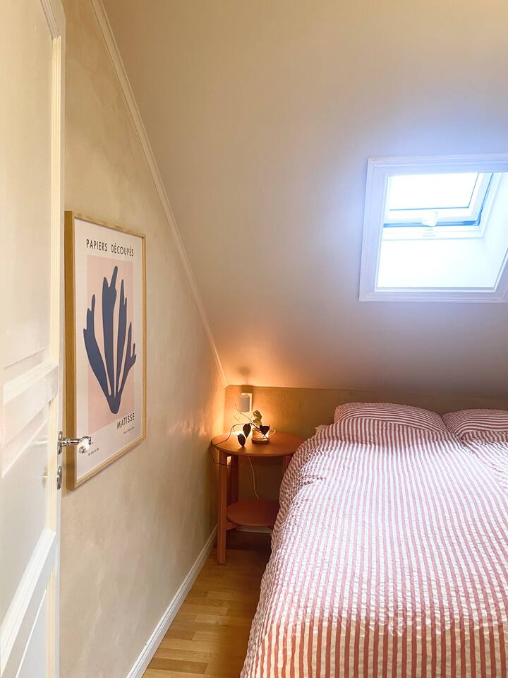 Საძინებელი საწოლით 140 × 200 სმ. 