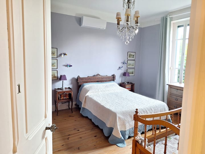 Dormitorio 1 | Cama doble 140x200 + cama infantil con barrotes 80x160 | Almacenamiento: Armario, Cómoda | Ventilador | Aire acondicionado | Enchufe repelente de mosquitos | Persiana eléctrica | Vistas al Causse