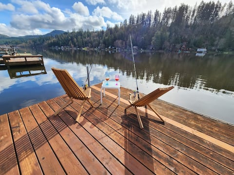 Lakefront Cabin, Stunning Views, BBQ, King bed