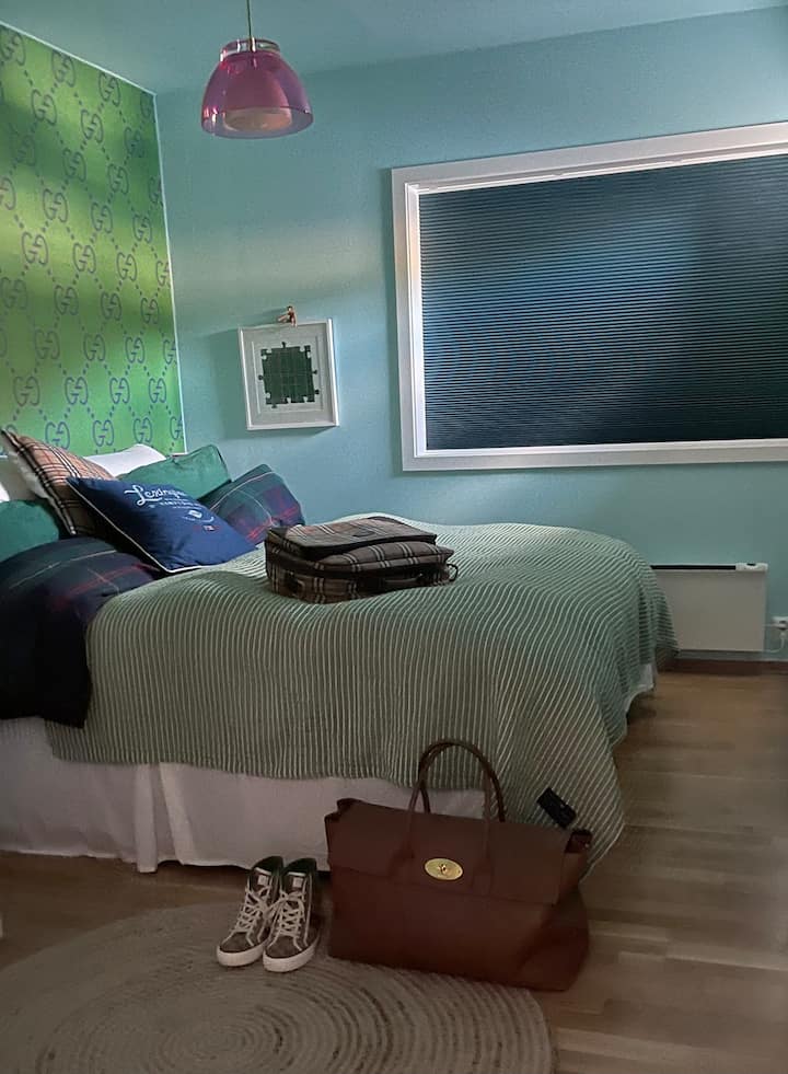 La cama Swan Nobel muy cómoda de 180 cm está lista cuando llegues.

Televisión pequeña con cromecast
Hay mucho espacio en el armario para ti en el dormitorio,  incluidas las perchas.
Partes de armarios que usamos para el almacenamiento