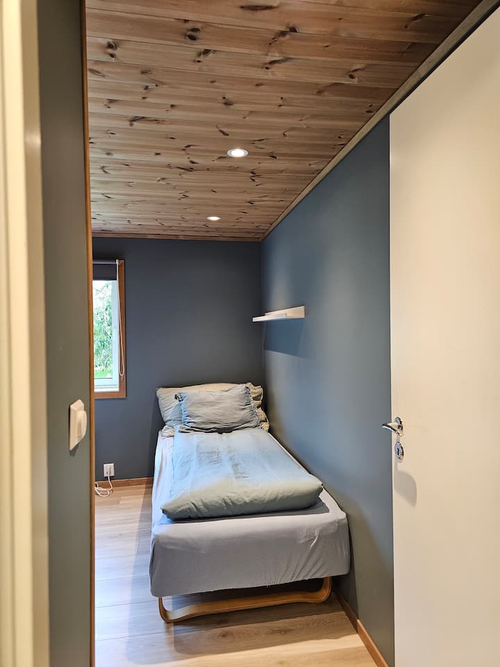 Spálňa, 90 cm posteľ.