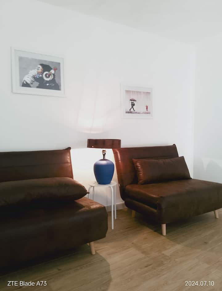 منطقة المعيشة واسعة ومريحة، مع ثلاثة أسرّة أريكة مريحة مثالية لما يصل إلى ستة أشخاص. البيئة الأنيقة والمريحة مثالية لمشاركة اللحظات الممتعة في قلب المركز التاريخي في كونفيرسانو.