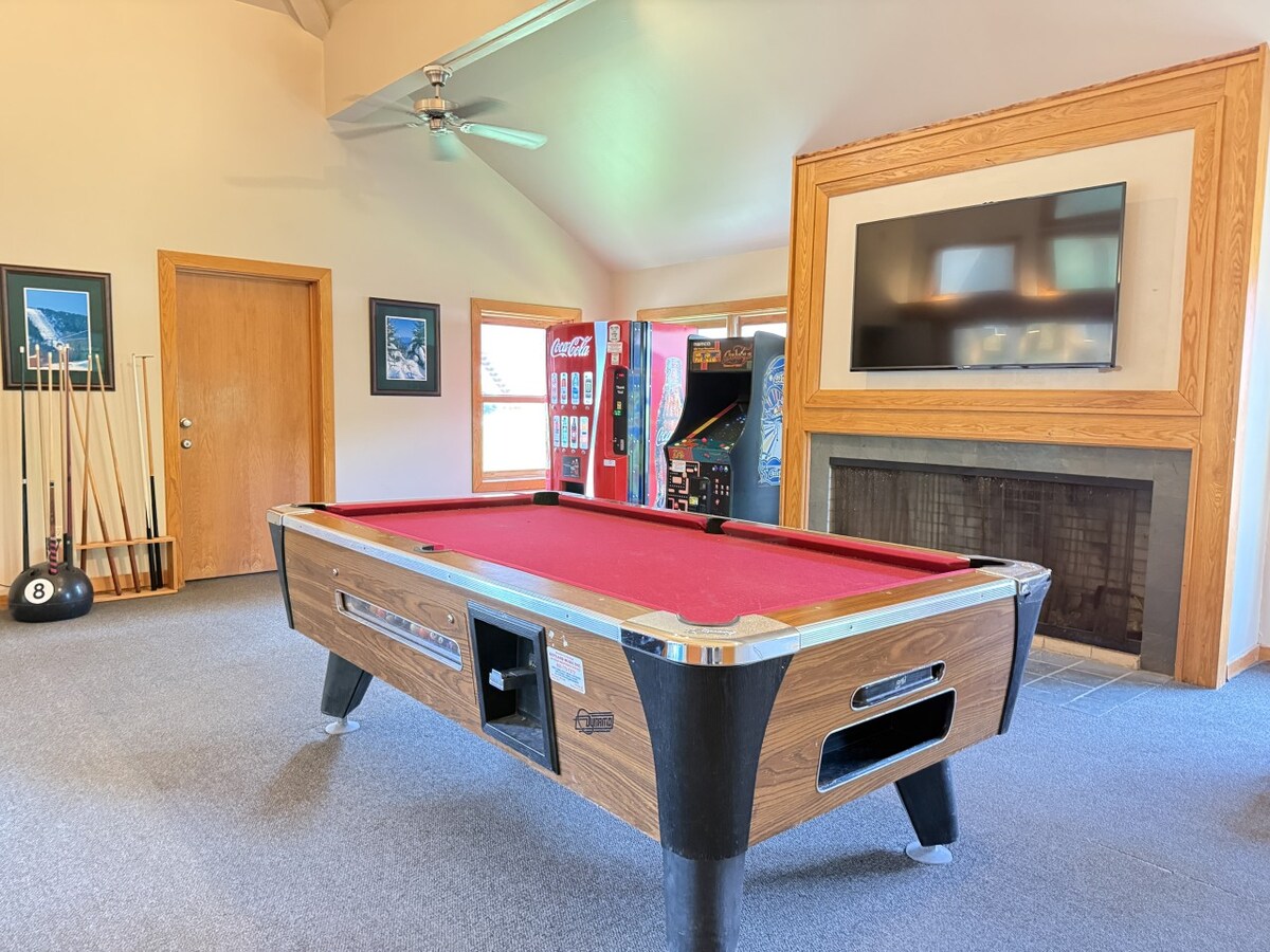 BeaverBox AC, Pool, Hot Tub, Sauna, Near Resort - Apartments for