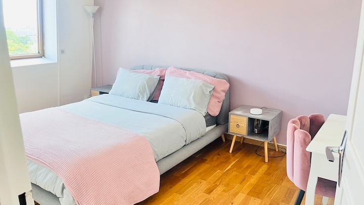  habitación amplia y muy luminosa con vistas verdes, equipada con una cama de matrimonio y un tocador.
Posibilidad de proporcionar  una cuna y/o cuna bajo petición.