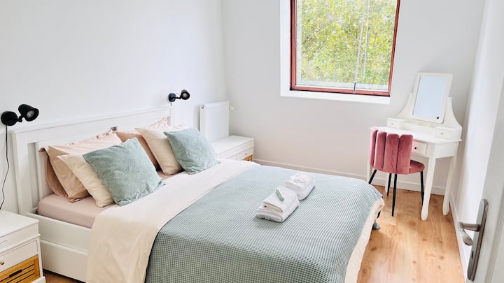 ✨ Habitación doble con vistas al lago ️. Disfruta de una cómoda cama para dos personas ️ y de un elegante tocador para tus momentos de relax . Un espacio luminoso y tranquilo, perfecto para relajarse después de un día ajetreado. 