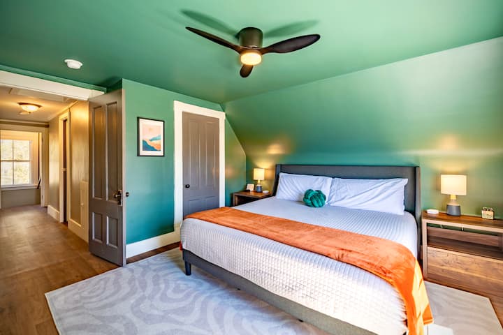 Oddýchnite si v bohatej pokojnej lesnej farbe a sedlovom strope primárnej spálne.
- Hlavná penová veľká manželská posteľ
-Memory Foam & Down Alternative Pillows
- Blackout a Sheer Shades
-43” 4K Smart TV & Soundbar
- Zvukový stroj
- Zrkadlo s plnou dĺžkou
-Alarm Clock