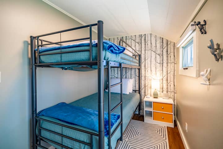 Zábavné detaily navodia hravú, ale pokojnú náladu v poschodovej izbe.
-Memory Foam Twin Bunk Bed (ukotvené k stene)
-Memory Foam & Down Alternative Pillows
- Blackout a Sheer Shades
- Zvukový stroj
-Mirror
- Nočné svetlo (nastaviteľný jas)
- Detská kniha