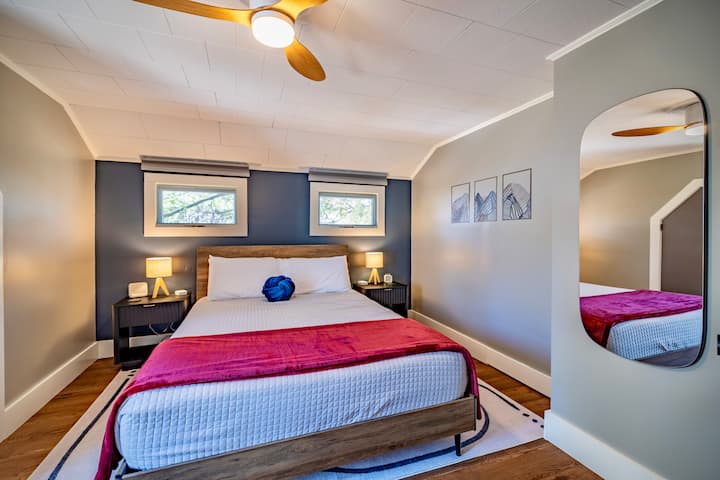 Utečte spať uprostred škandinávskych detailov a polnočných horských farieb sekundárnej spálne.
-Memory Foam Queen Bed
-Memory Foam & Down Alternative Pillows
- Blackout a Sheer Shades
- Zvukový stroj
- Zrkadlo s plnou dĺžkou
-Alarm Clock