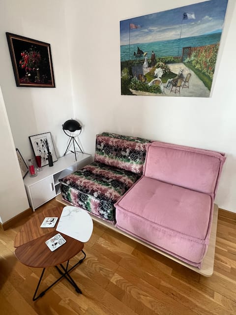 Airbnb performant: 4 min to Geneva station, quiet, 14 m2 balcony, parking à Annemasse