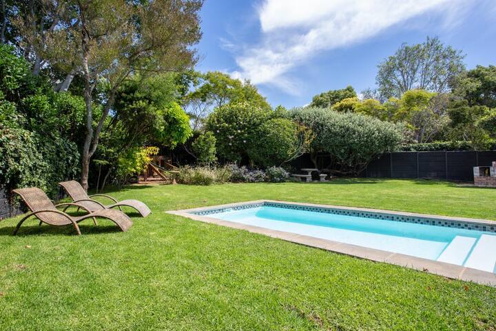 Beautiful 5 bedroom family home in ConstantiaUpper gallery image 2