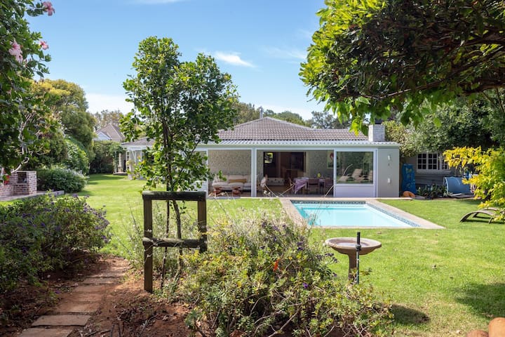 Beautiful 5 bedroom family home in ConstantiaUpper