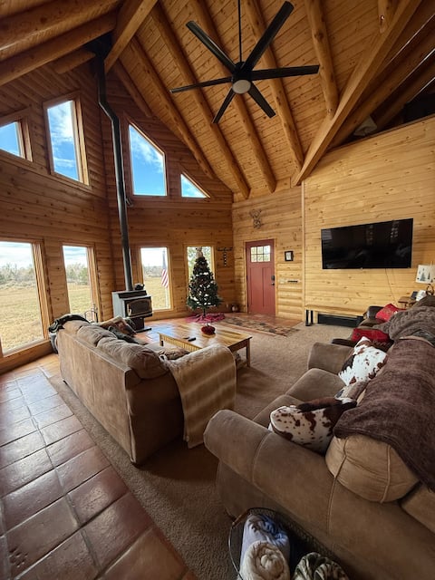 Kevin’s Cabin! Private, Hot tub, Star Gazing, Pond