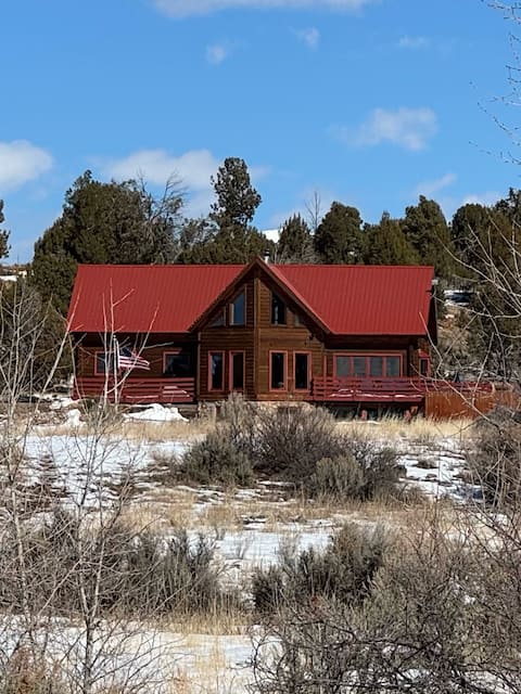 Kevin’s Cabin! Private, Hot tub, Star Gazing, Pond