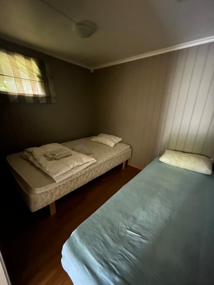 Una cama doble pequeña (120x200) y una cama individual (75x200)