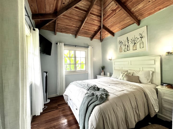 Chumba kikuu cha kulala chenye nafasi ya kutosha ya kabati, pamoja na droo tatu chini ya kitanda. Televisheni yenye feni ya safu ya mbali na inayoweza kubebeka.