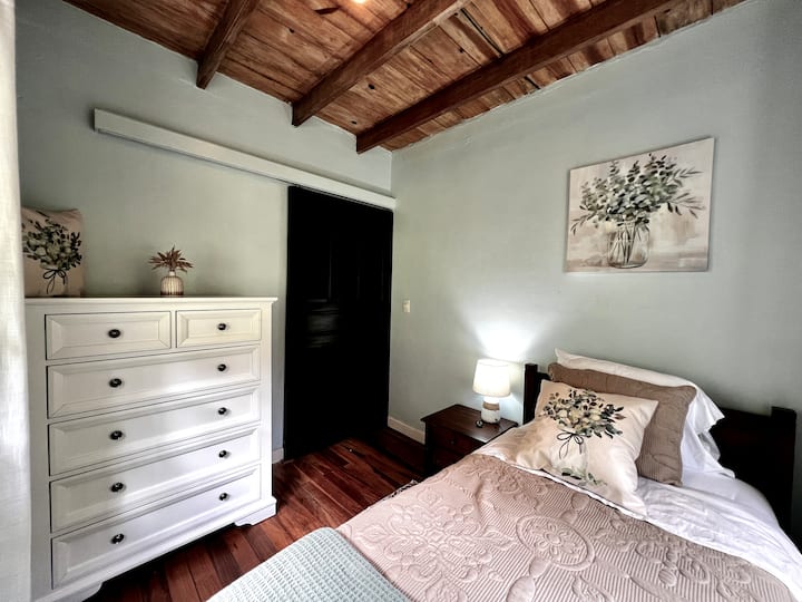 Chumba cha pili cha kulala cha ghorofa ya kwanza, ambacho kinajumuisha mapipa mawili makubwa yaliyojaa michezo ya ubao, vitabu vya kuchora, penseli za kuchorea na midoli ya watoto. 