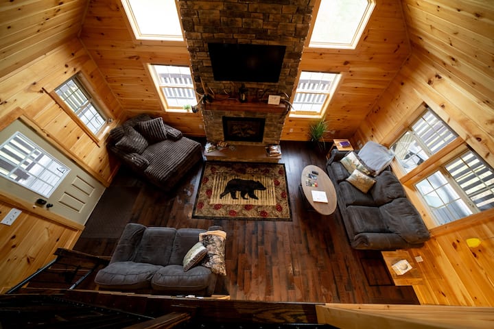 Útulná obývacia izba, nadýchané pohovky a 35-palcová inteligentná televízia