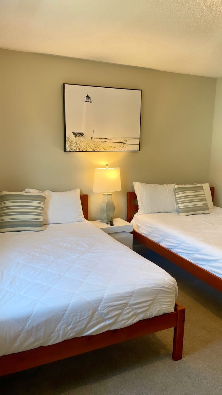 Სასტუმრო ოთახი: ნათელი და ჰაეროვანი, რბილი განათებითა და სანაპირო დეკორით, პლაჟის იდეალური დასვენებისთვის!