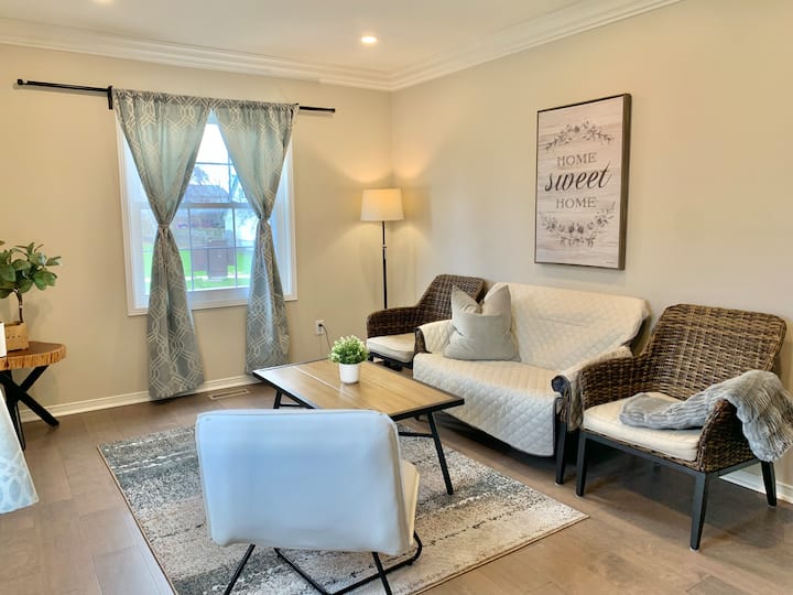 Toronto Fifa Stay | 3br Near Go Train + Parking - Ajax