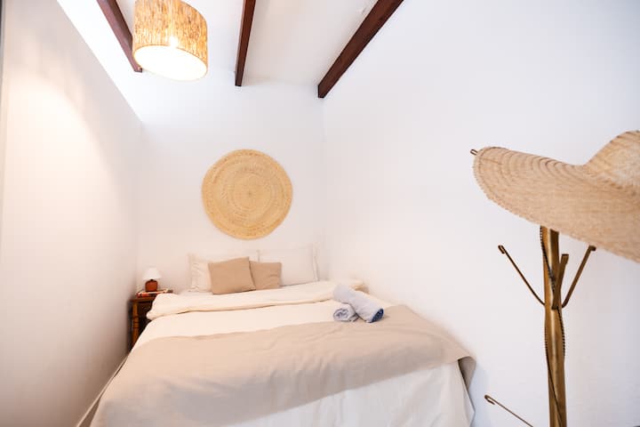 חדר עם מיזוג אוויר ומיטת קווין סייז.