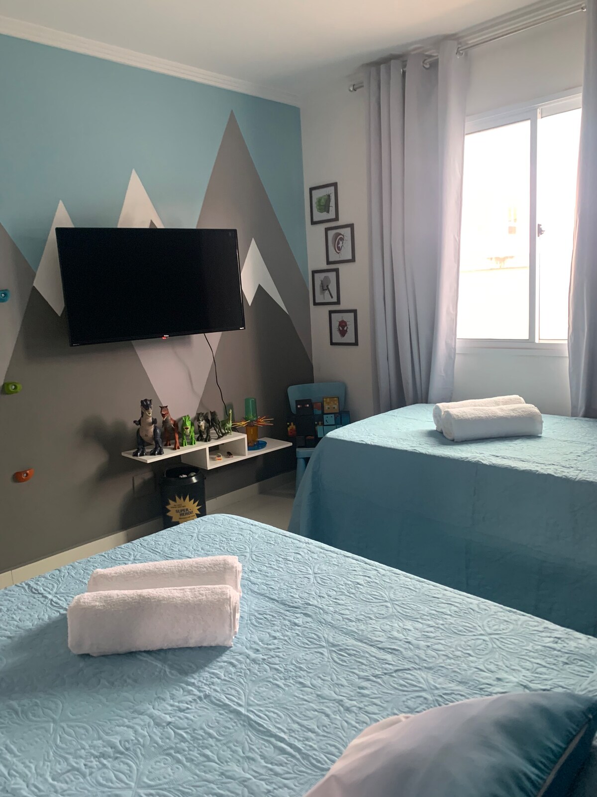 Habitación sin baño con cama doble y 02 camas individuales