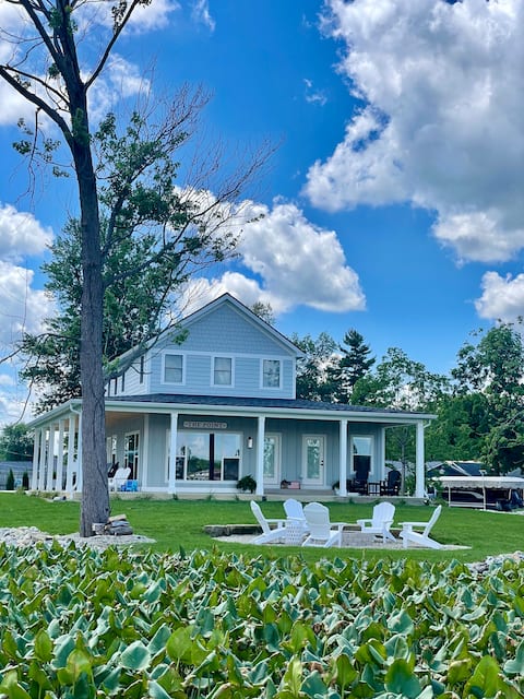 New Lakefront Retreat w/ Pool