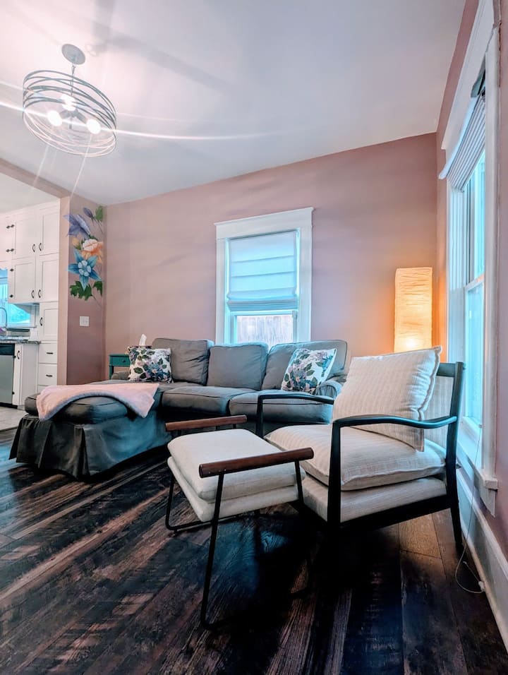 Ngrihu këmbët dhe shijo një libër të mirë!