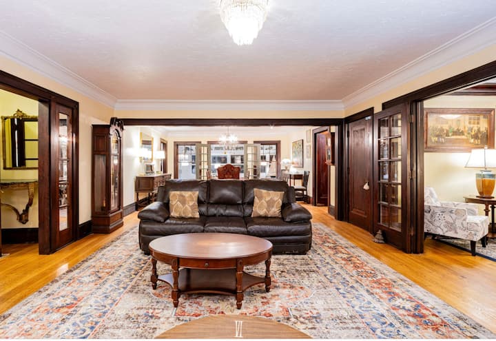 Historic Lakefront Home * Copper Beech House - Mentor-on-the-Lake, OH