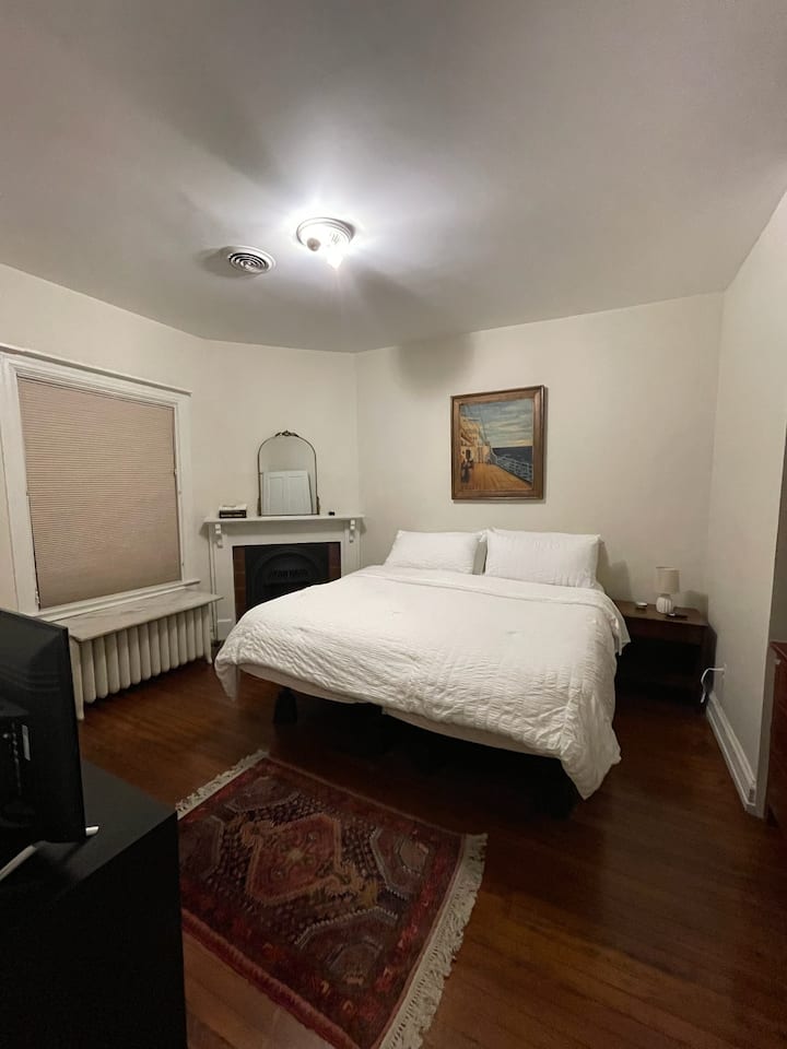 Gezellige hoofdslaapkamer met gashaard, tv en 'geheime gang'