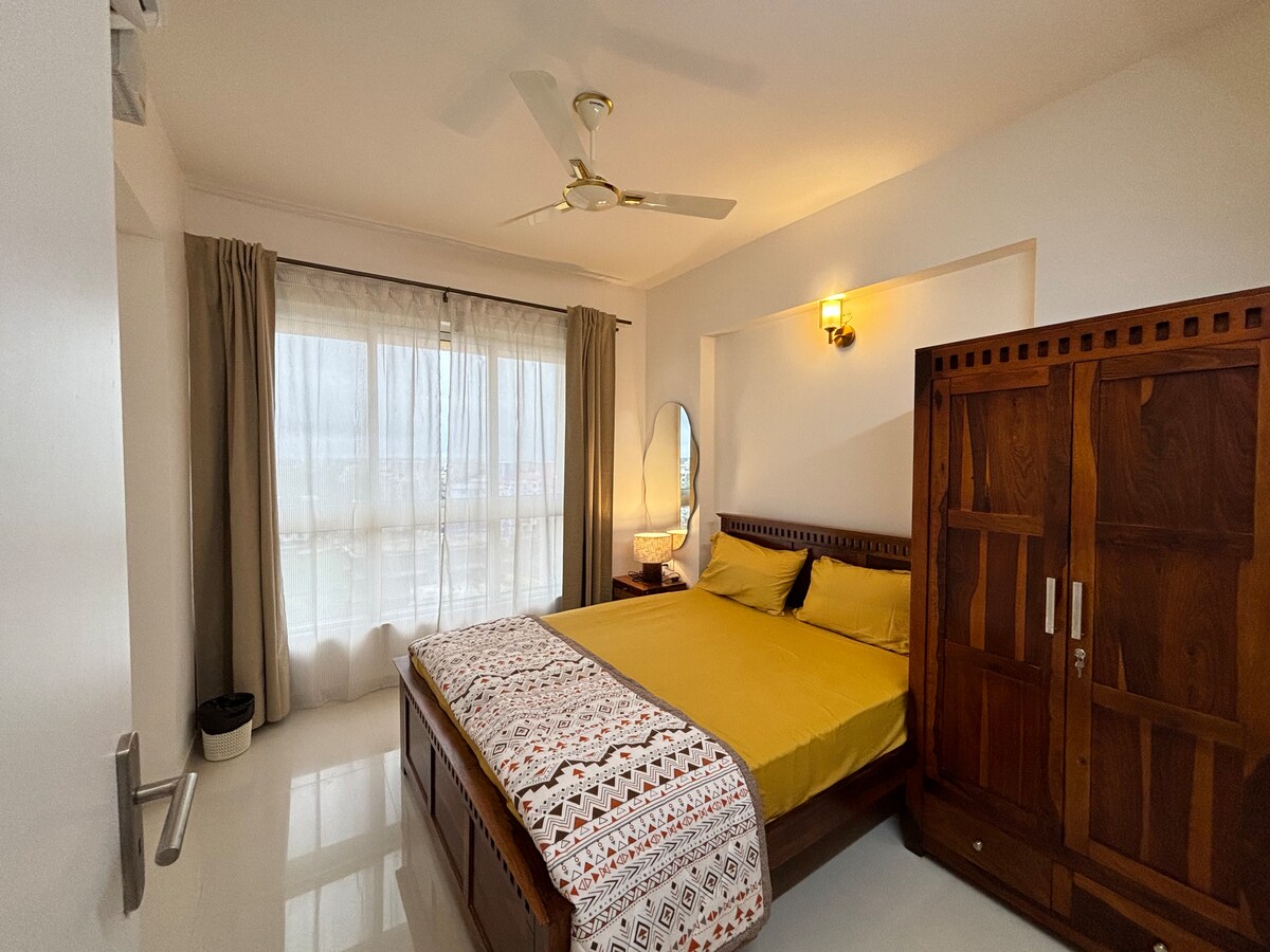 Მთავარ საძინებელში არის ელეგანტური ფარდებით მოპირკეთებული დიდი ფანჯარა, რომელიც საშუალებას აძლევს ბუნებრივ სინათლეს ანათებდეს სივრცე. მშვიდი გარემო.