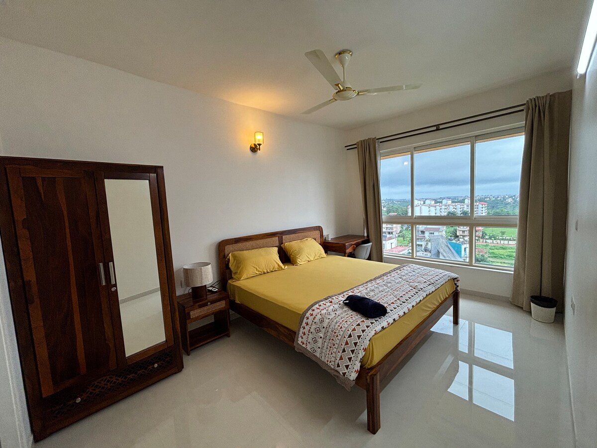 Ამ საძინებელში არის ფართო განლაგება დიდი ფანჯრით, საიდანაც განსაცვიფრებელი ხედები იშლება. 