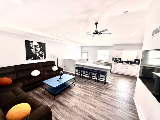 The Headquarters by: BLUE 5 bedrooms_Hot tub_park! gallery image 3