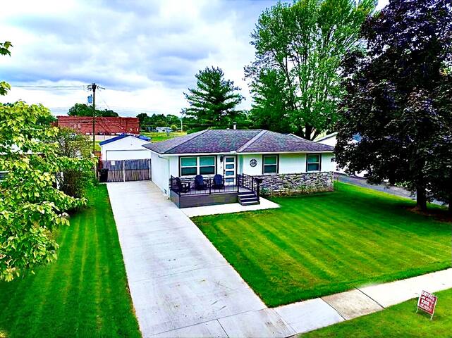 The Headquarters by: BLUE 5 bedrooms_Hot tub_park! gallery image 2