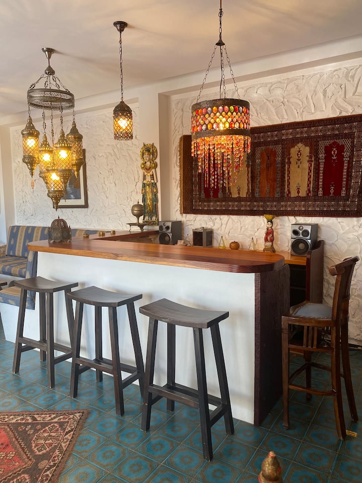 Der maurische Raum bietet eine exklusive, private Bar, die du ganz nach deinen Wünschen gestalten kannst. Hier kannst du die besten Speisen und Getränke geniessen und in gemütlicher atmosphäre ungestört feiern