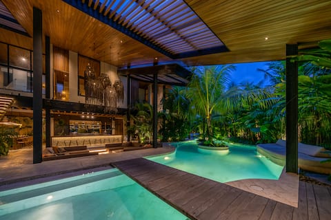 Dreamy Urban Tropical 6BR Villa for Large Group