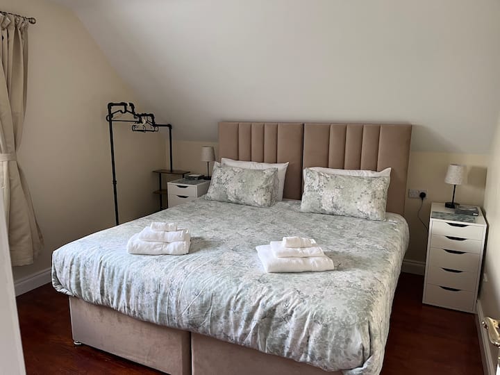 Cama Superking con cama nido debajo. La cama también se puede separar y hacer 2 camas individuales en su lugar.