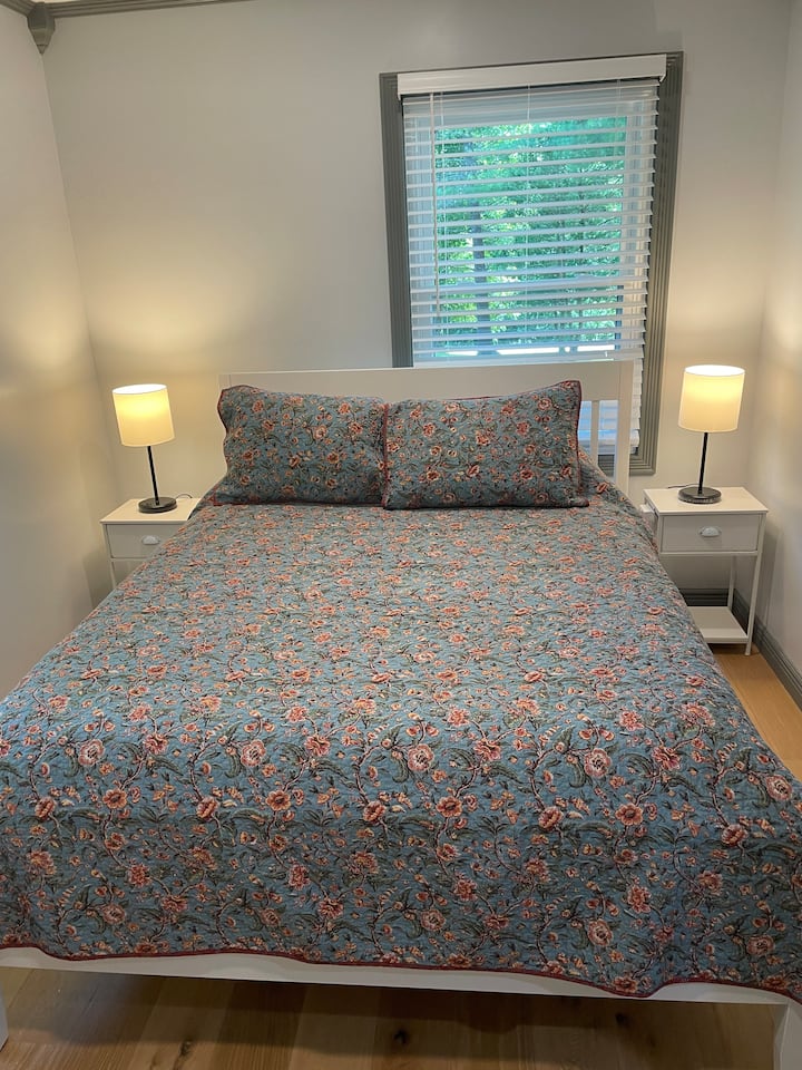 Queensize-Bett, Nachttische mit Lampen mit USB-Anschlüssen zum Aufladen von Geräten 