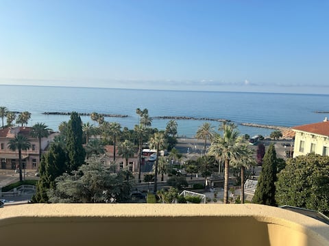 Proprietà Airbnb di successo: Penthause on the sea, city center, parking, lift a Sanremo