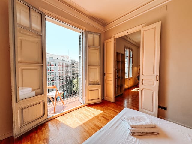 Stylish & bright 2-bedroom w/ AC. Sagrada Familia