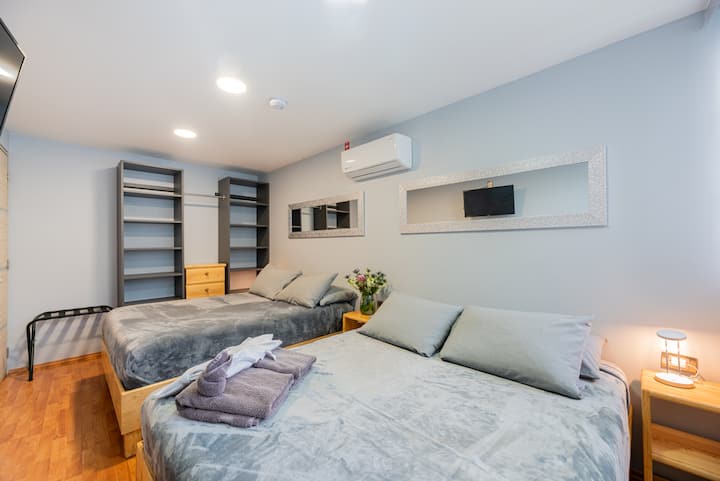️ Recámara moderna con 2 camas Queen Size, aire acondicionado y mobiliario funcional. Su ambiente luminoso y acogedor es perfecto para descansar después de un día de paseo. ✨