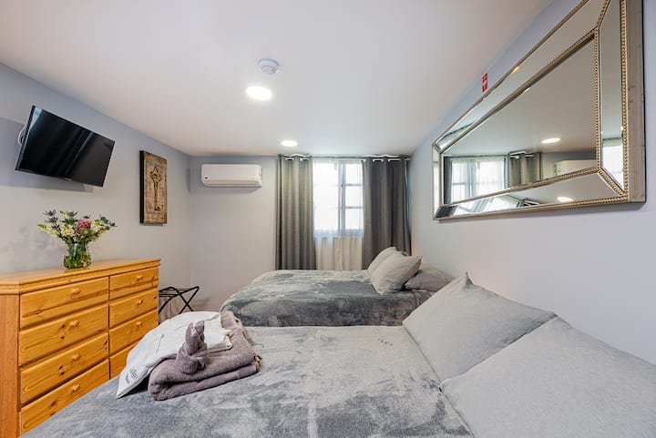 ️ Recámara amplia y luminosa con 2 camas Queen Size, decoración moderna y ambiente acogedor. Ideal para familias o grupos que buscan confort y descanso en un espacio elegante. ✨