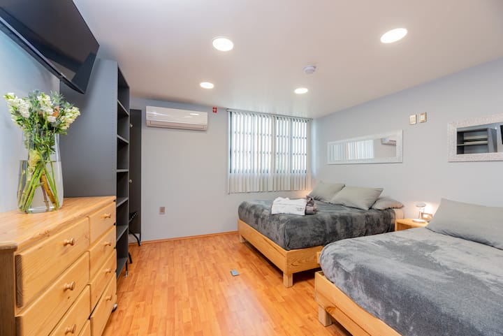 ️ Habitación amplia con 2 camas Queen Size, aire acondicionado y espacio para guardar ropa. Ideal para familias o grupos que buscan confort, limpieza y descanso. ✨