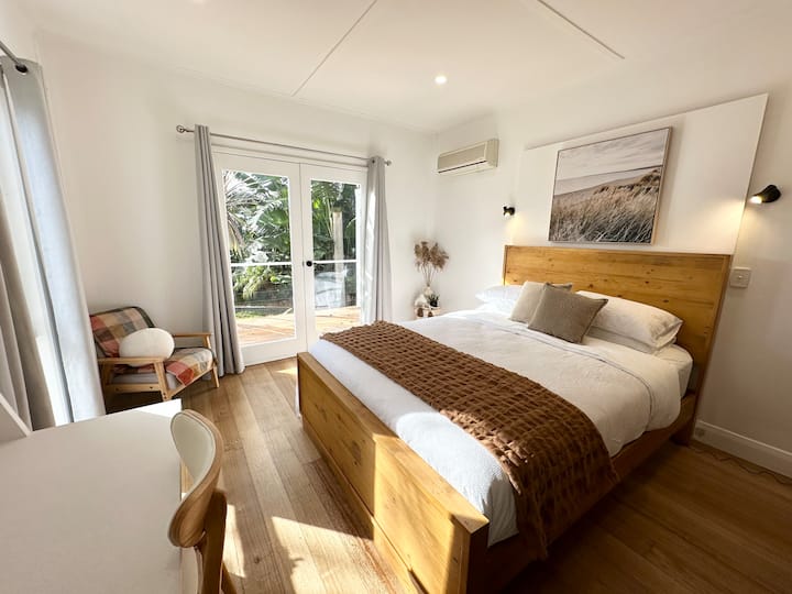 El dormitorio 2 tiene una hermosa vista del jardín establecido en el patio delantero, acceso al patio a través de puertas francesas a un acogedor entorno al aire libre de tres piezas y almacenamiento en el armario con perchas.