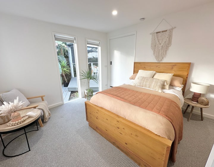 El dormitorio 1 tiene una hermosa vista del jardín establecido en el patio trasero, un baño privado adjunto con ducha doble y almacenamiento en el armario con perchas.