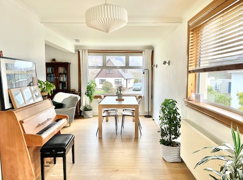 2 bedroom house. Sleeps 5. Views. Garden. Parking.